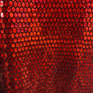 Novo espelho plano geométrico metálico em formato de favo de mel, pedra vermelha iridescente com lantejoulas sobre base preta, tecido elástico bidirecional de nylon e elastano, vendido por metro.