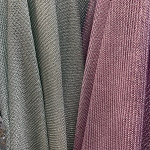 Puede incluir: Dos piezas de tela, una es de color verde claro y la otra es de color morado oscuro. Ambas telas tienen un acabado brillante y met&aacute;lico y una textura acanalada.