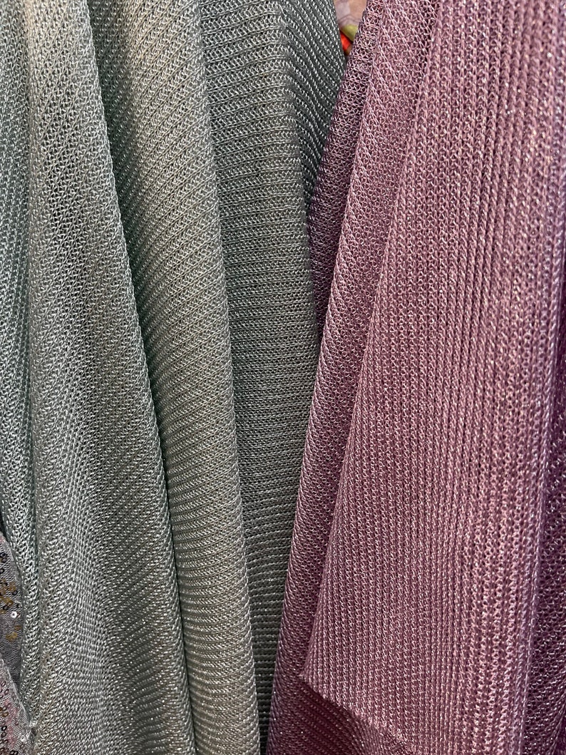 Puede incluir: Dos piezas de tela, una es de color verde claro y la otra es de color morado oscuro. Ambas telas tienen un acabado brillante y met&aacute;lico y una textura acanalada.
