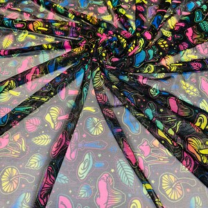 Nytt Magic Mushrooms-designtryck på högkvalitativt nylonnät med 4-vägs stretch 58/60” bild 3