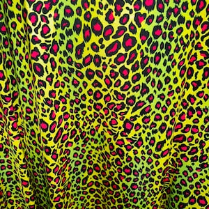 Diseño de leopardo exótico con impresión en color neón sobre nailon spandex de gran calidad, elástico en 4 direcciones, 58/60”. Vendido por yarda.