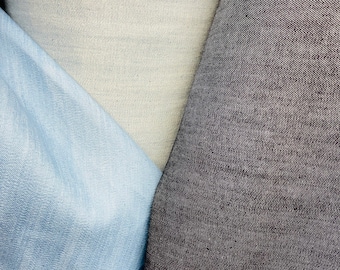 Könnte beinhalten: Drei verschiedene Denim-Stofffarben, ein hellblau, ein mittelblau und ein dunkelgrau.