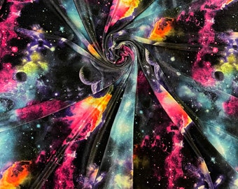 Diseño de galaxia impreso sobre terciopelo elástico de gran calidad, elástico en 4 direcciones, 58/60". Se vende por yarda. Envíos a todo el mundo desde Los Ángeles, California, EE. UU.