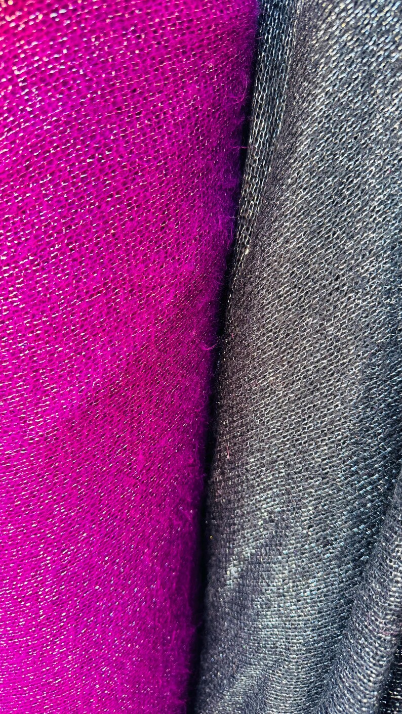 Puede incluir: Primer plano de dos muestras de tela, una de color magenta vibrante y la otra de color gris antracita oscuro. Ambas telas tienen un aspecto texturizado y tejido.