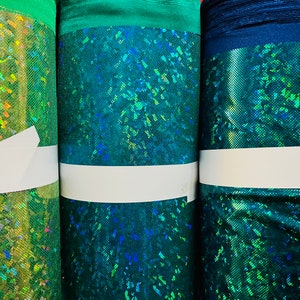 Tessuto in nylon e spandex metallizzato con ologramma di vetro rotto, elastico in 4 direzioni, 58/60&quot;. Venduto al metro quadro. Spedito in tutto il mondo da Los Angeles, California.