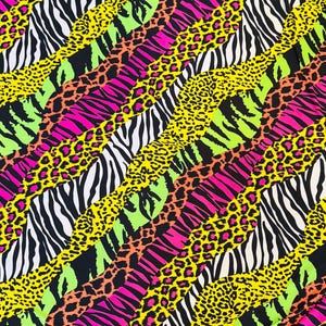 Könnte beinhalten: Ein lebendiger Stoff mit einem auffälligen, diagonalen Muster aus Tierdrucken. Das Design umfasst Zebra Streifen in Schwarz und Weiß, Leopardenflecken in Gelb und Orange sowie neonpinke und grüne Akzente. Der Gesamteffekt ist ein auffälliges Design.
