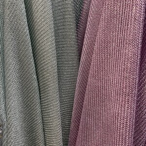 Puede incluir: Tres piezas de tela en diferentes tonos de gris y morado. La tela tiene un aspecto texturizado y tejido.