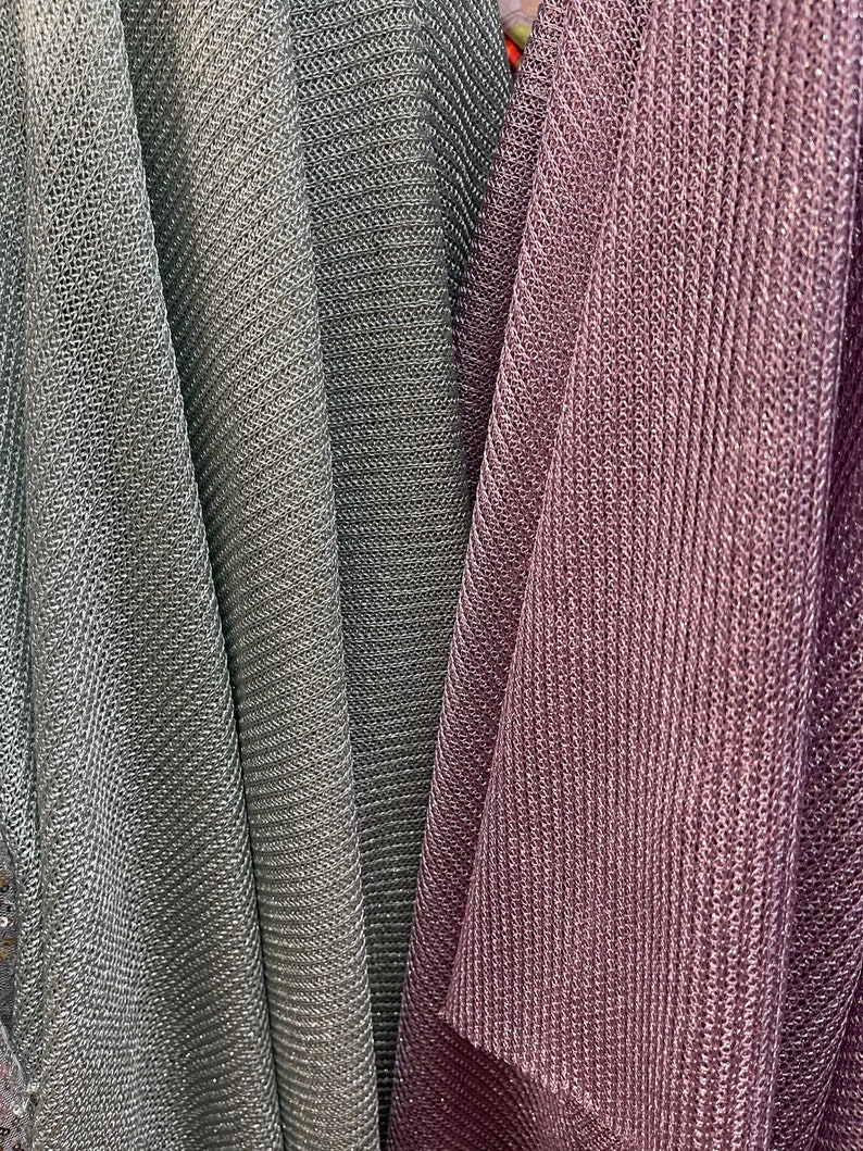 Puede incluir: Tres piezas de tela en diferentes tonos de gris y morado. La tela tiene un aspecto texturizado y tejido.