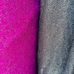 Puede incluir: Primer plano de dos muestras de tela. Una es de color magenta brillante y la otra es gris oscuro. Ambas telas tienen una apariencia texturizada y tejida.