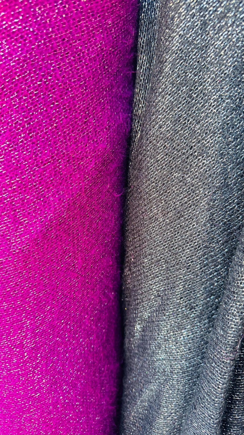 Puede incluir: Primer plano de dos muestras de tela. Una es de color magenta brillante y la otra es gris oscuro. Ambas telas tienen una apariencia texturizada y tejida.