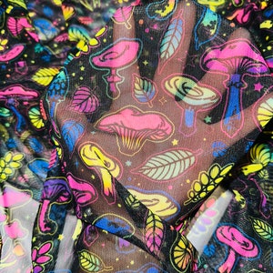 Nytt Magic Mushrooms-designtryck på högkvalitativt nylonnät med 4-vägs stretch 58/60” bild 4