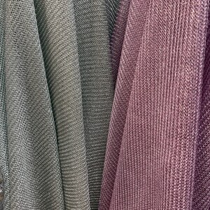Puede incluir: Tres piezas de tela con un patr&oacute;n de punto texturizado y brillante. La tela de la izquierda es gris claro, la del medio es gris oscuro y la de la derecha es morado oscuro.