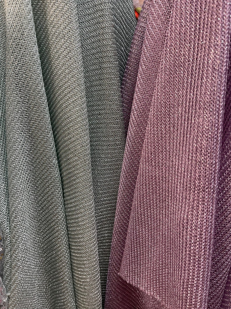 Puede incluir: Tres piezas de tela con un patr&oacute;n de punto texturizado y brillante. La tela de la izquierda es gris claro, la del medio es gris oscuro y la de la derecha es morado oscuro.