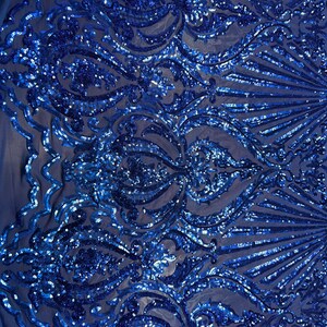 Puede incluir: Tela de lentejuelas azul real con un patr&oacute;n de damasco. Las lentejuelas est&aacute;n densamente empaquetadas y crean un efecto brillante.