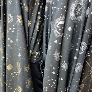 Nuovo design con stelle celestiali multiple. Nylon spandex metallizzato, elasticizzato in 4 direzioni, peso medio, 58/60". Venduto al metro quadro. Spedito in tutto il mondo da Los Angeles.