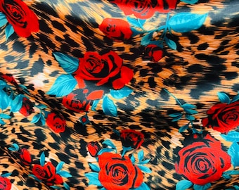 Exotisch luipaardontwerp met rode bloemenprint op geweldige kwaliteit nylon spandex die in 4 richtingen rekbaar is 58/60" Verkocht door de YD. Verzending wereldwijd vanuit L.A