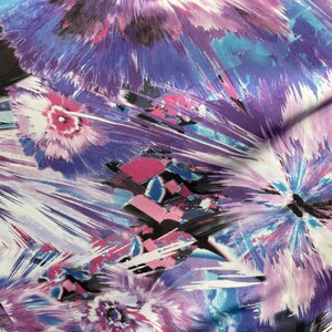 Nieuwe paarse abstracte ontwerpprint op nylon spandex van hoge kwaliteit die in 4 richtingen rekbaar is: 58/60 inch Verkocht per jaar. Verzending wereldwijd vanuit Los Angeles, CA