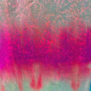 Op de afbeelding: Een close-up van een roze en paarse tie-dye-print op een witte mesh-stof. De stof heeft een rasterpatroon.