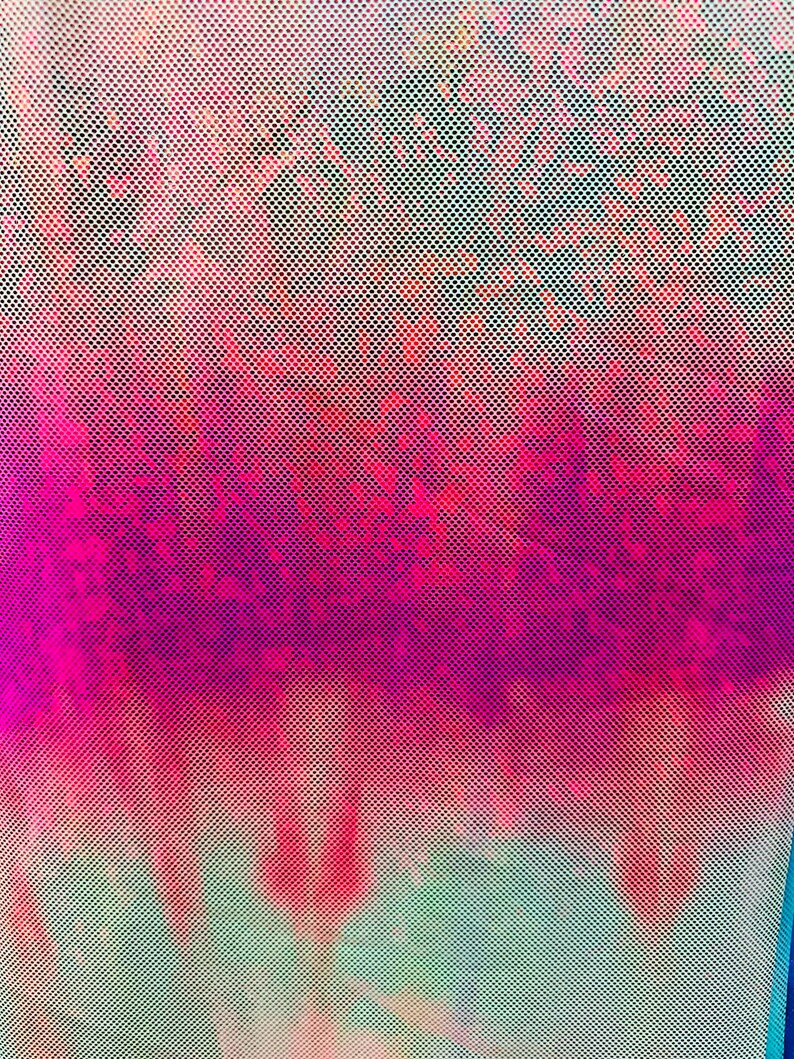 Op de afbeelding: Een close-up van een roze en paarse tie-dye-print op een witte mesh-stof. De stof heeft een rasterpatroon.
