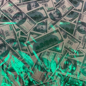 以下が含まれることがあります： 緑色のグリッターのアクセントが付いた、100ドル札の束のクローズアップ画像。札はランダムなパターンで配置されており、一部は重なっています。画像は少しぼやけていますが、札はっきりと見えます。