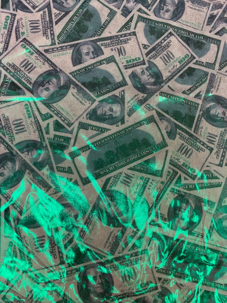以下が含まれることがあります： 緑色のグリッターのアクセントが付いた、100ドル札の束のクローズアップ画像。札はランダムなパターンで配置されており、一部は重なっています。画像は少しぼやけていますが、札はっきりと見えます。