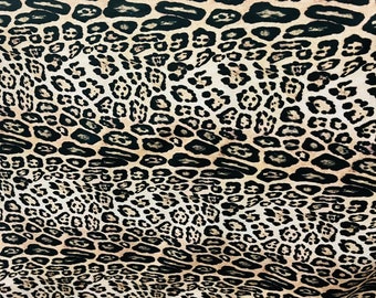 Diseño de leopardo de las nieves con estampado animal exótico sobre nailon spandex de la mejor calidad, elástico en 4 direcciones, 58/60". Vendido por YD. Envíos a todo el mundo desde Los Ángeles.