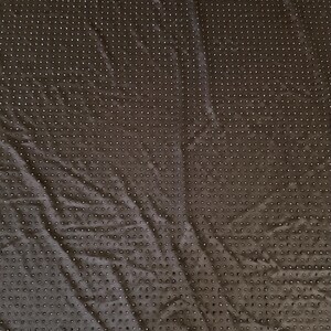 Op de afbeelding: Een donkerbruine stof met een uniform raster van kleine, verhoogde, cirkelvormige siliconen stippen over het gehele oppervlak. Het textiel heeft een licht gekreukelde textuur en een matte afwerking, ontworpen met een functioneel antislippatroon.