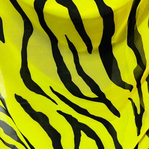 高品質のパワーメッシュ4方向ストレッチ素材に、タイガーのエキゾチックなデザインプリントを施した新作。サイズは58/60インチ。YDで販売。ロサンゼルスから世界中に発送。