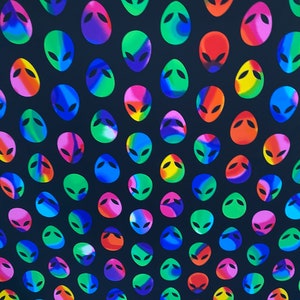 Könnte beinhalten: Ein schwarzer Hintergrund mit einem sich wiederholenden Muster aus bunten Alien-Gesichtern. Die Gesichter sind alle in verschiedenen Schattierungen von Grün, Blau, Rot, Gelb und Lila.