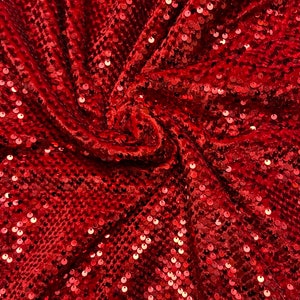 高級な赤いスパンコールが、上質なストレッチベルベットに刺繍されています。4方向ストレッチ。58/60インチ。YDが販売。ロサンゼルスから世界中に発送。