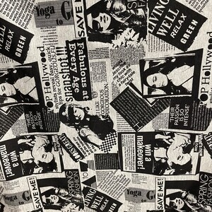 Puede incluir: Tela estampada en blanco y negro con un dise&ntilde;o de impresi&oacute;n de peri&oacute;dico. La tela presenta im&aacute;genes de mujeres, texto y las palabras "Spring Fashion", "Living Well", "Relax", "Green", "Yoga", "Top Hollywood", "Save Me!" y "Fabulous at Every Age".