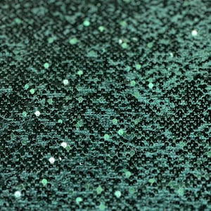 Nieuw stretchfluweel met luxe pailletten over alles: Hunter Green 5 mm glanzende pailletten 2-way stretch 58/60&quot; Verkocht door de YD. Verzending wereldwijd