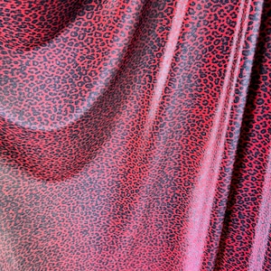 Neuer exotischer Leopard-Designdruck auf hervorragender Qualität von Stretch-Samt 4-Wege-Stretch 58/60 ”Verkauft von YD. Schiffe weltweit aus Los Angeles CA