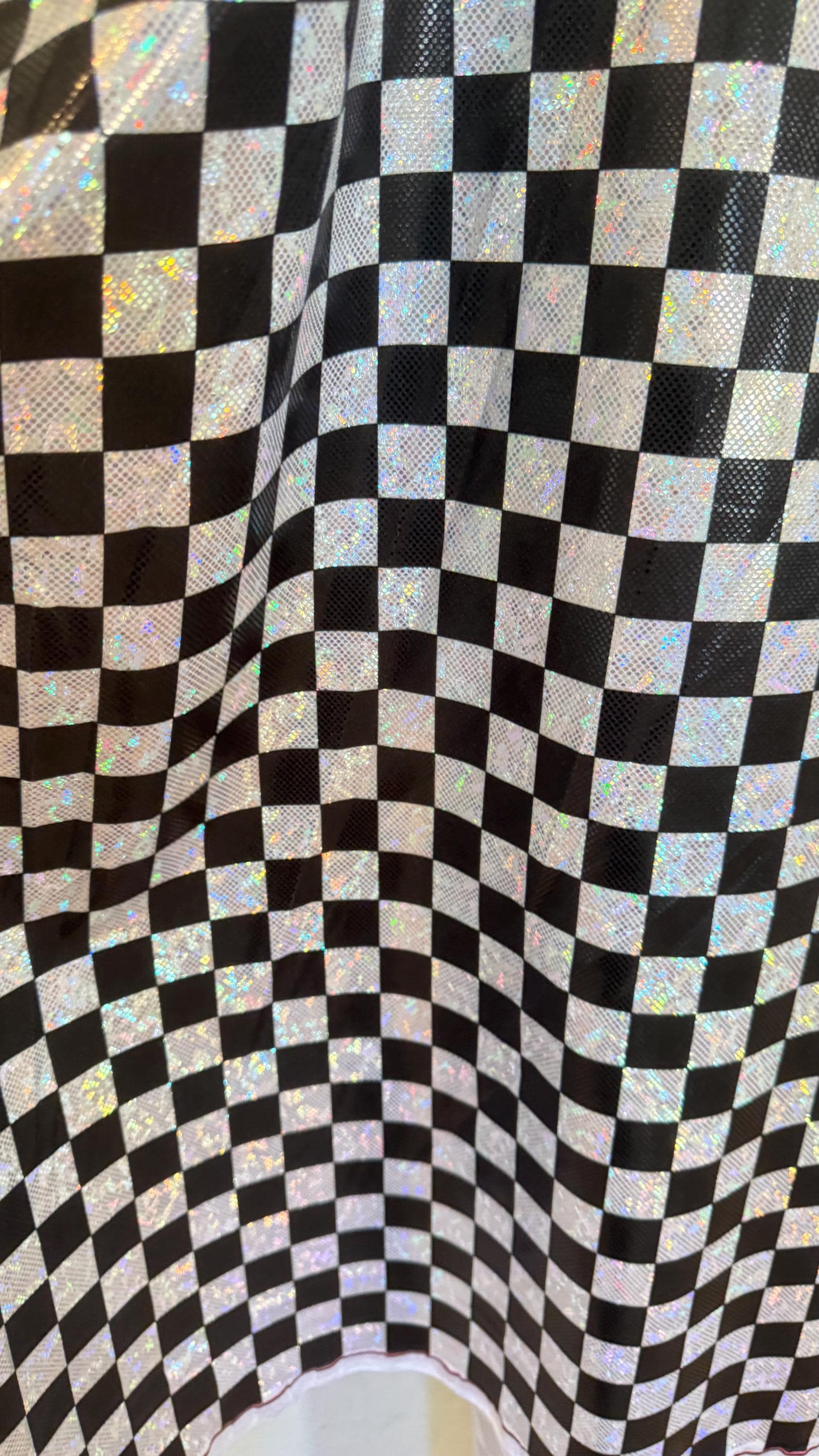 Motif damier 2,5 cm (1 po.) sur du verre brisé. Nouveau hologramme métallique nylon spandex extensible dans les 4 sens 58/60 po. Vendu au MJ. Expédition dans le monde entier