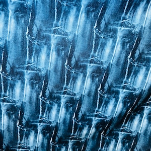 Pode incluir: Um tecido azul e branco com um padrão repetitivo de listras verticais. O tecido tem uma aparência texturizada, semelhante ao denim.