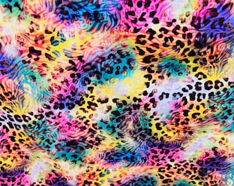 Nieuwe veelkleurige print met exotische dierenprint op nylon spandex van hoge kwaliteit die in 4 richtingen rekbaar is: 58/60 inch Verkocht per jaar. Wereldwijd verzonden vanuit LA CA