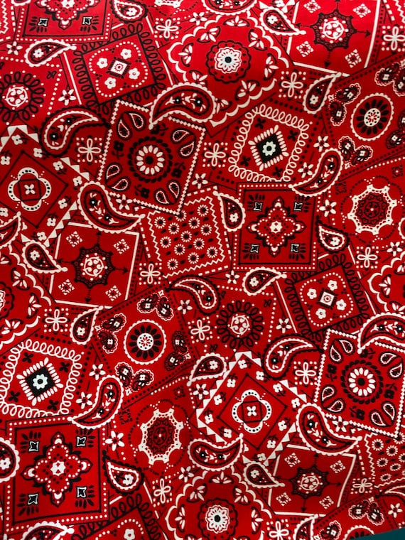 上質なコットン100%の柔らかい生地に、赤いバンダナ柄のペイズリー柄