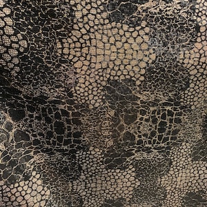 Metallic folie met dierenprint op spandexbasis met doorzichtige minischijf-lovertjes over de hele breedte 55&quot;/57&quot; (verkocht door de YD). Verzending wereldwijd vanuit LA