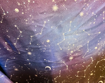 Estampado de diseño celestial sobre nailon y elastano metalizado con efecto ombré. Elástico en 4 direcciones. 147/152 cm. Se vende por yarda. Envíos a todo el mundo.