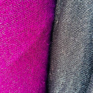 Puede incluir: Primer plano de dos muestras de tela, una de color magenta vibrante y la otra de color gris antracita oscuro. Ambas telas tienen un aspecto texturizado y tejido.