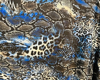 Puede incluir: Tela azul y negra con un patrón de estampado de serpiente y leopardo.