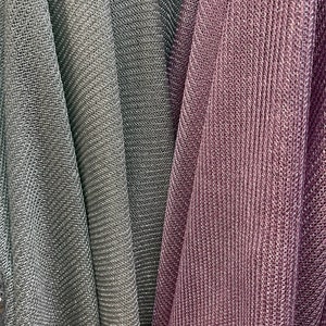 Puede incluir: Dos piezas de tela, una plateada y otra morada, con un patr&oacute;n texturizado y tejido.