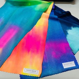 Puede incluir: Cuatro muestras de tela con patrones tie-dye en diferentes combinaciones de colores. Las muestras están etiquetadas como "Multi Pastel", "Naranja/Amarillo", "Rosa intenso/Azul" y "Azul marino/Aqua".
