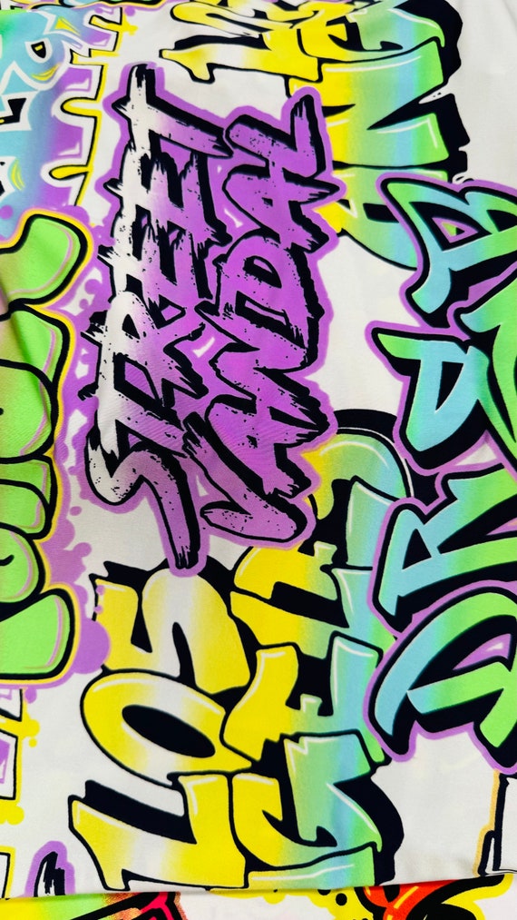 【GLIMCLAP】Graffiti-like design long T Long-sleeve A-line graffiti pattern T-shirt, black | Ulla Popken