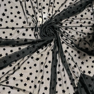 New Stars design Beflockung Sterne auf Stretch Power Mesh 4-Wege 58/60 ”verkauft von der YD. Schiffe weltweit aus Los Ángeles Kalifornien USA.