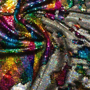 Nuove paillettes olografiche arcobaleno/argento a forma di sirena, bicolore su base in spandex, 58/60&quot;. Venduto al metro quadro. Spedizioni in tutto il mondo da Los Angeles, California, USA.