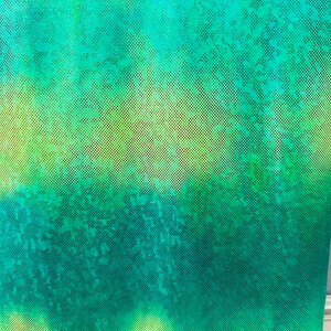 Op de afbeelding: Een groene mesh stof met een subtiel ombre-effect, dat overgaat van een donkerder groen aan de bovenkant naar een lichter groen aan de onderkant.
