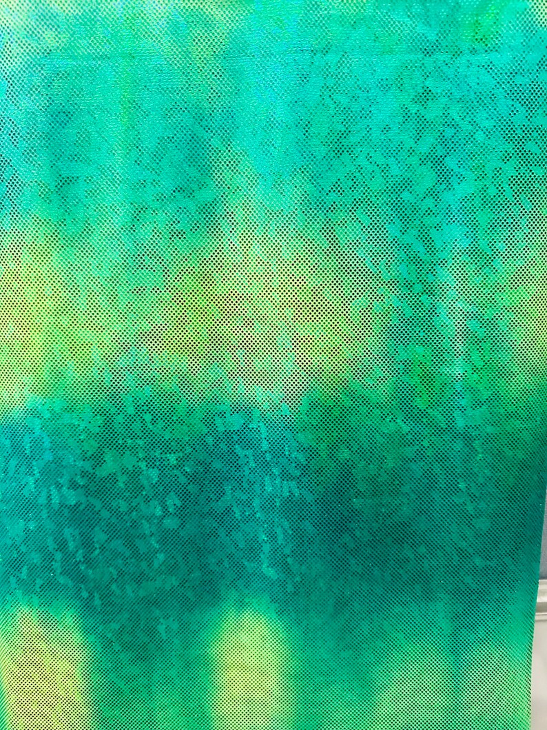 Op de afbeelding: Een groene mesh stof met een subtiel ombre-effect, dat overgaat van een donkerder groen aan de bovenkant naar een lichter groen aan de onderkant.