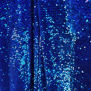 Lyxiga dinglande paljetter broderade på stretchsammet, 2-vägs stretch, vertikalt 147/152 cm. Säljs av YD. Skickas över hela världen från Los Angeles, Kalifornien.