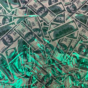 以下が含まれることがあります： 重なり合った100ドル札の模様がついた布のクローズアップ。紙幣は緑と黒のインクで印刷されており、ベンジャミン・フランクリンの肖像画が描かれています。布は質感があり、しわくちゃな外観をしています。